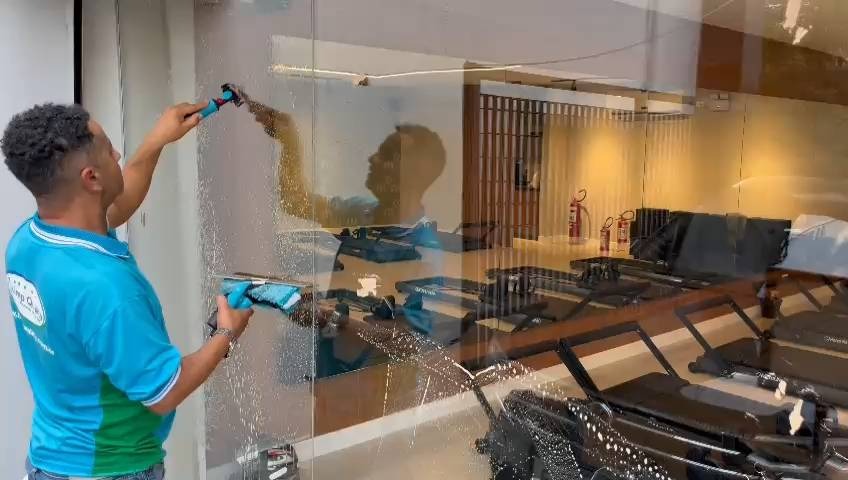 Descubra como a limpeza de vitrines na Black Friday pode atrair mais clientes, valorizar seus produtos e aumentar suas vendas.