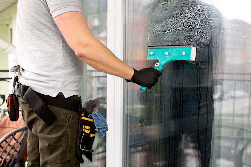 Descubra 5 motivos para modernizar a vitrine da sua loja com uma empresa limpa vidros e atraia mais clientes com mais segurança.