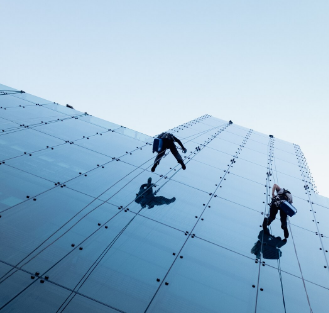 Saiba como funciona a limpeza de vidros em fachadas, técnicas utilizadas, cuidados de segurança e como manter edifícios limpos.