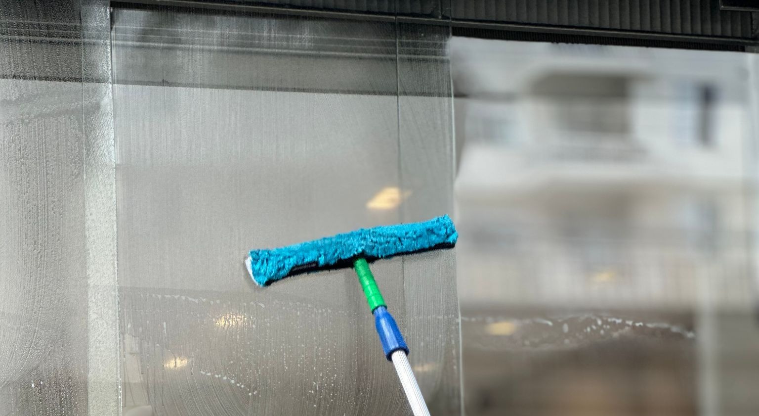 Descubra por que a limpeza de vidros de fachadas é essencial para concessionárias e como a manutenção profissional valoriza o seu negócio.