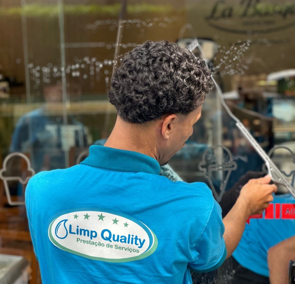 Saiba como contratar uma empresa de limpeza de vidros em São Paulo, quais critérios avaliar, preços e cuidados.