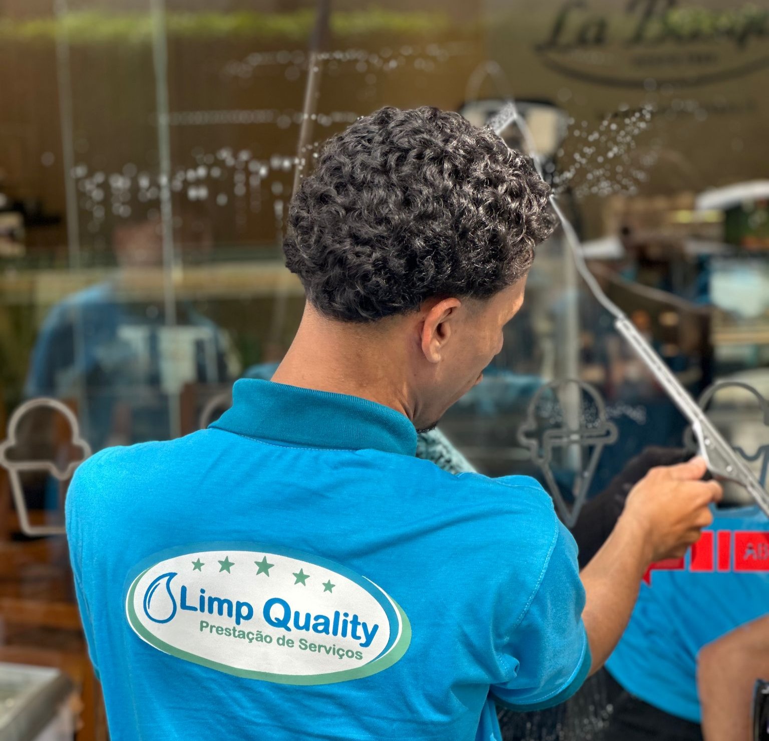 Saiba como contratar uma empresa de limpeza de vidros em São Paulo, quais critérios avaliar, preços e cuidados.